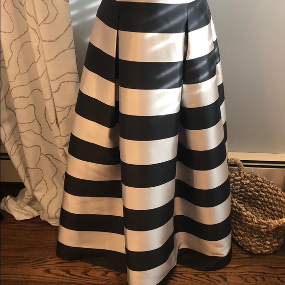 Beautiful gown with pockets!! - Picture 3 of 9